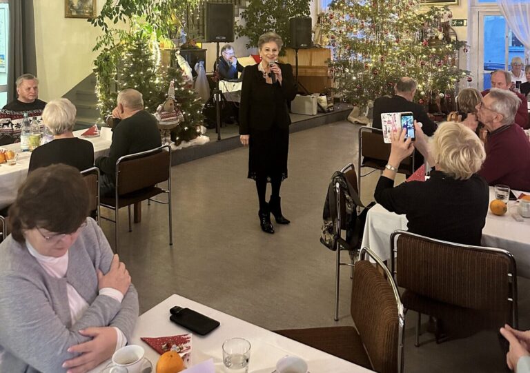 Eindrücke unserer Senioren-Weihnachtsfeier mit Dagmar Frederic. Gefas e.V. Erkner