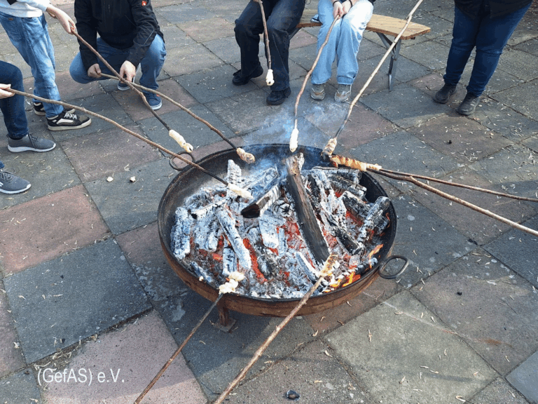 In den letzten Tagen durften wir viele Familien bei unserem Osterbasteln und anschließenden Osterkörbchensuche begrüßen. Gemeinsam wurden kreative Körbchen gestaltet, Eier bemalt und mit viel Freude auf die Suche nach dem Osterkörbchen gegangen. Besonders die strahlenden Kinderaugen beim Finden der eigenen Körbchen und beim Stockbrot an der Feuerschale bleiben uns in Erinnerung. Ein großes Dankeschön an alle Familien fürs Dabeisein und Mitgestalten. Ebenso danken wir unseren engagierten Ehrenamtlichen und Mitarbeitenden für ihren Einsatz sowie für die wertvolle Unterstützung. Wir freuen uns auf die nächsten gemeinsamen Veranstaltungen mit euch.