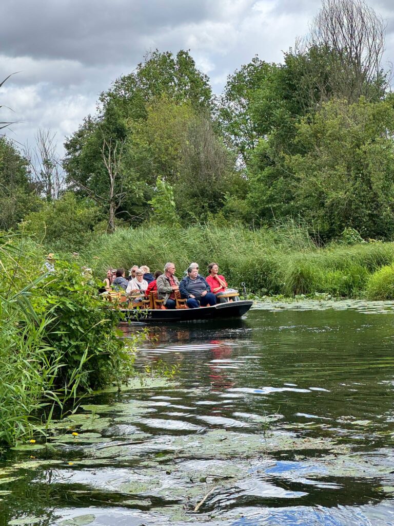 Anlässlich unseres 35-jährigen Bestehens haben wir am 03.07.2026 gemeinsam mit unseren Mitarbeitenden und Ehrenamtlichen einen unvergesslichen Tag im wunderschönen Spreewald verbracht. Als Dankeschön für die Mitarbeiter & Ehrenamtlichen für das große Engagement und den täglichen Einsatz stand eine rund dreistündige Kahnfahrt durch den idyllischen Hochwald auf dem Programm. Inmitten der einzigartigen Natur konnten wir die Seele baumeln lassen, viele schöne Gespräche führen und die gemeinsame Zeit genießen. Im Anschluss ließen wir den Ausflug bei einem gemütlichen gemeinsamen Mittagessen ausklingen. Ein herzliches Dankeschön an alle Mitarbeitenden und Ehrenamtlichen, die unsere Arbeit jeden Tag mit Leben füllen. Euer Engagement, eure Zeit und euer Herzblut machen uns aus ❤️ Auf viele weitere gemeinsame Jahre voller Zusammenhalt, Begegnungen und schöner Momente!